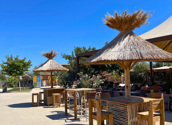 Parasol paillote avec sa table-autoportée